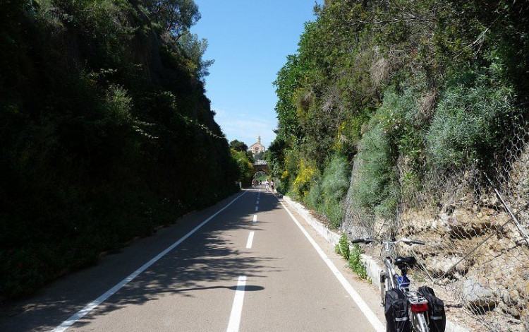 Pedalando tra i Santi