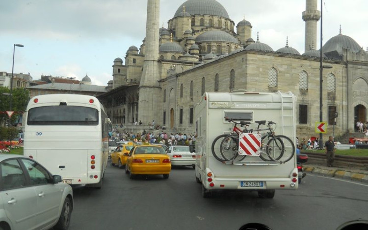 Mastroenrico va in Turchia. 