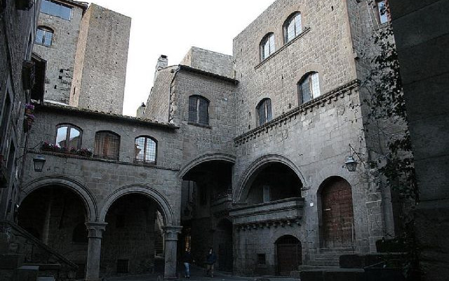Viterbo e le necropoli etrusche