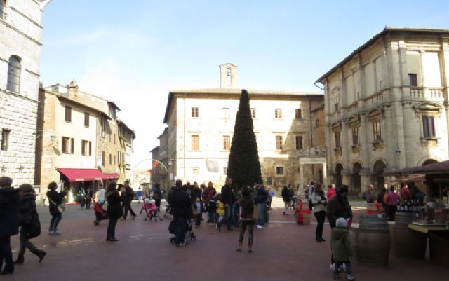 Montepulciano Mercatini e Castello di Babbo Natale