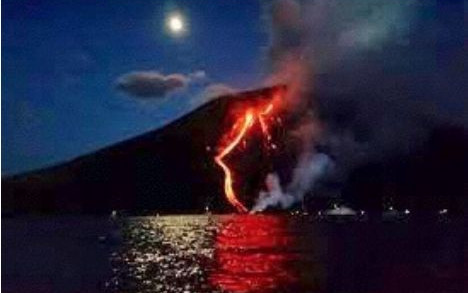  La Campania, Tropea e il vulcano Stromboli