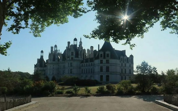 Tre elefanti bianchi in Francia